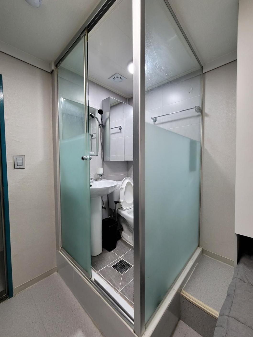 Female Only - Coco Stay Jongno Hyehwa Station Сеул Екстер'єр фото