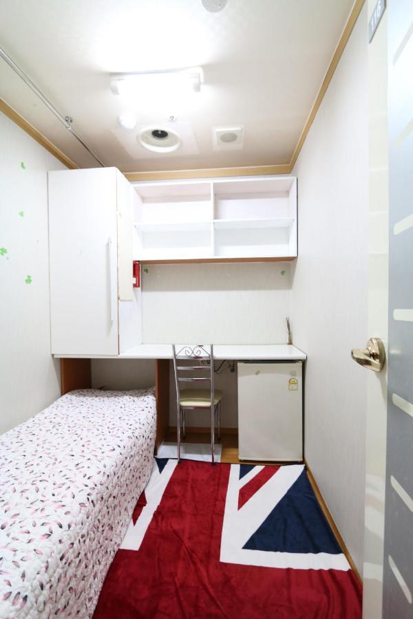 Female Only - Coco Stay Jongno Hyehwa Station Сеул Екстер'єр фото